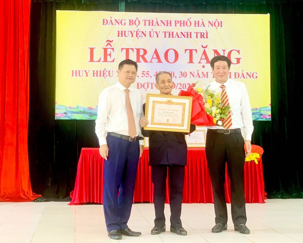 Lãnh đạo huyện Thanh Trì trao huy hiệu cho đảng viên lão thành