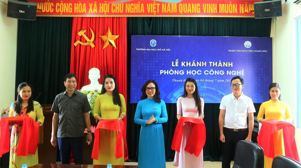 PGS TS Nguyễn Thị Nhung, Hiệu trưởng Trường Đại học Mở Hà Nội khai trương một phòng học đa năng tại Trạm đào tạo từ xa của trường