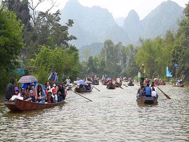 Du khách đến tham quan, lễ Phật tại khu di tích thắng cảnh Hương Sơn