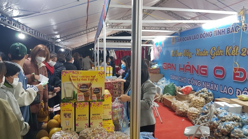 Nestlé Việt Nam đồng hành cùng Quỹ XHTT Tấm Lòng Vàng hỗ trợ quà tết đến công nhân có hoàn cảnh khó khăn