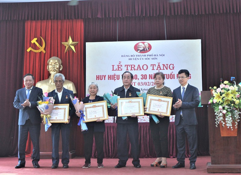 Phó Bí thư Thành ủy Nguyễn Văn Phong trao Huy hiệu Đảng tại huyện Sóc Sơn