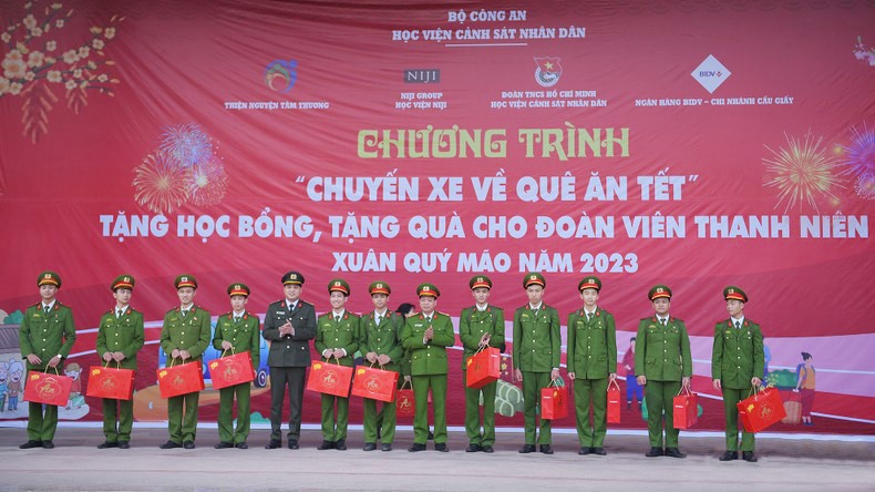 Đồng thời, đồng chí Phó Giám đốc cũng động viên các đoàn viên thanh niên được nhận quà hôm nay tiếp tục nỗ lực vượt qua khó khăn, cố gắng vươn lên, noi gương và phát huy những thành tích, những phẩm chất tốt đẹp của người chiến sĩ Công an Nhân dân Đồng thời, đồng chí Phó Giám đốc cũng động viên các đoàn viên thanh niên được nhận quà hôm nay tiếp tục nỗ lực vượt qua khó khăn, cố gắng vươn lên, noi gương và phát huy những thành tích, những phẩm chất tốt đẹp của người chiến sĩ Công an Nhân dân