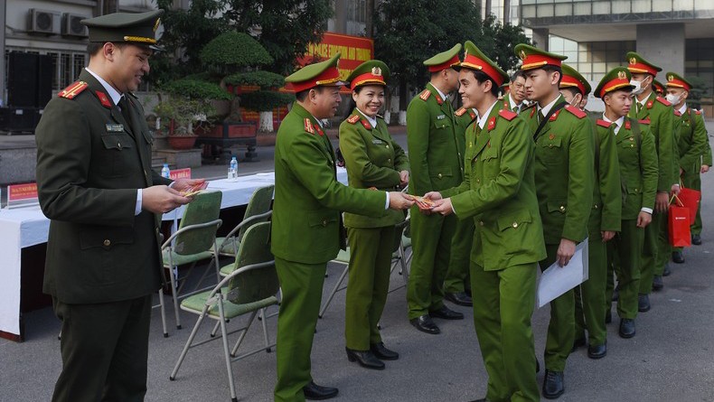 Theo chia sẻ của nhiều học viên, chương trình hỗ trợ vé xe về quê đón Tết được triển khai góp phần giúp hành trình sum vầy với gia đình trở nên dễ dàng và ấm áp hơn Theo chia sẻ của nhiều học viên, chương trình hỗ trợ vé xe về quê đón Tết được triển khai góp phần giúp hành trình sum vầy với gia đình trở nên dễ dàng và ấm áp hơn
