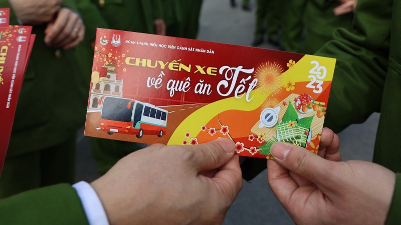 Các học viên hào hứng cầm trên tay tấm vé chuyến xe về quê ăn Tết Các học viên hào hứng cầm trên tay tấm vé chuyến xe về quê ăn Tết