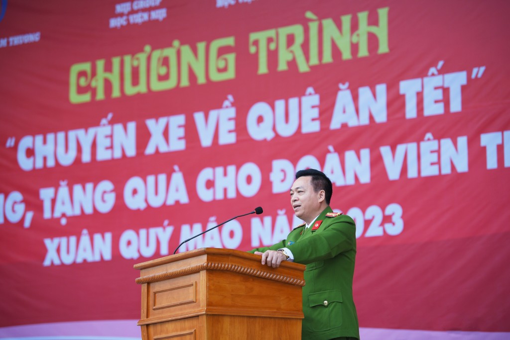 Phát biểu tại chương trình, Đại tá Nguyễn Đăng Sáu - Phó Giám đốc Học viện đã biểu dương tinh thần xung kích, đi đầu của Đoàn Thanh niên Học viện đã chủ động, tích cực phối hợp với Học viện NIJI và Đoàn Thanh niên Ngân hàng BIDV - Chi nhánh Cầu Giấy, Quỹ Thiện Nguyện Tâm Thương để tổ chức hoạt động có ý nghĩa Phát biểu tại chương trình, Đại tá Nguyễn Đăng Sáu - Phó Giám đốc Học viện đã biểu dương tinh thần xung kích, đi đầu của Đoàn Thanh niên Học viện đã chủ động, tích cực phối hợp với Học viện NIJI và Đoàn Thanh niên Ngân hàng BIDV - Chi nhánh Cầu Giấy, Quỹ Thiện Nguyện Tâm Thương để tổ chức hoạt động có ý nghĩa