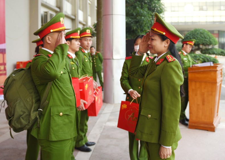 Số lượng đoàn viên được tặng quà và tham gia “Chuyến xe về quê ăn Tết” là 300 người Số lượng đoàn viên được tặng quà và tham gia “Chuyến xe về quê ăn Tết” là 300 người