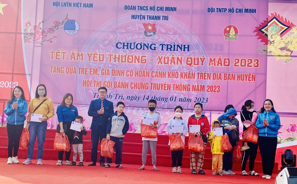 Ban Thường vụ Huyện đoàn Thanh Trì trao quà tới các em thiếu nhi khó khăn