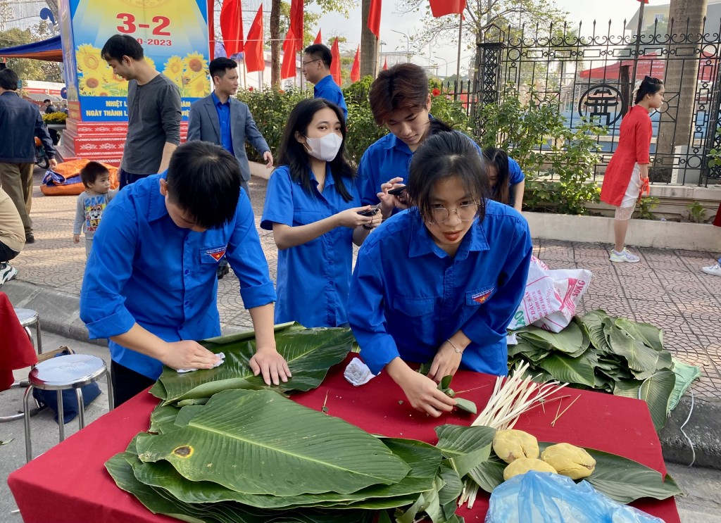 Các bạn trẻ thi gói bánh chưng