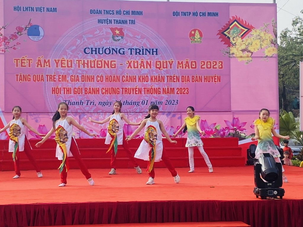 Các em nhỏ múa hát tại chương trình