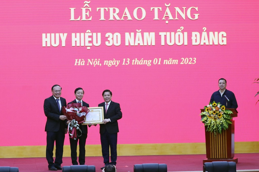 Đảng bộ Khối các cơ quan Trung ương, Đảng bộ Bộ Tài nguyên và Môi trường đã tổ chức Lễ trao tặng Huy hiệu 30 năm tuổi Đảng cho Phó Thủ tướng Chính phủ, Bộ trưởng Bộ Tài nguyên và Môi trường Trần Hồng Hà