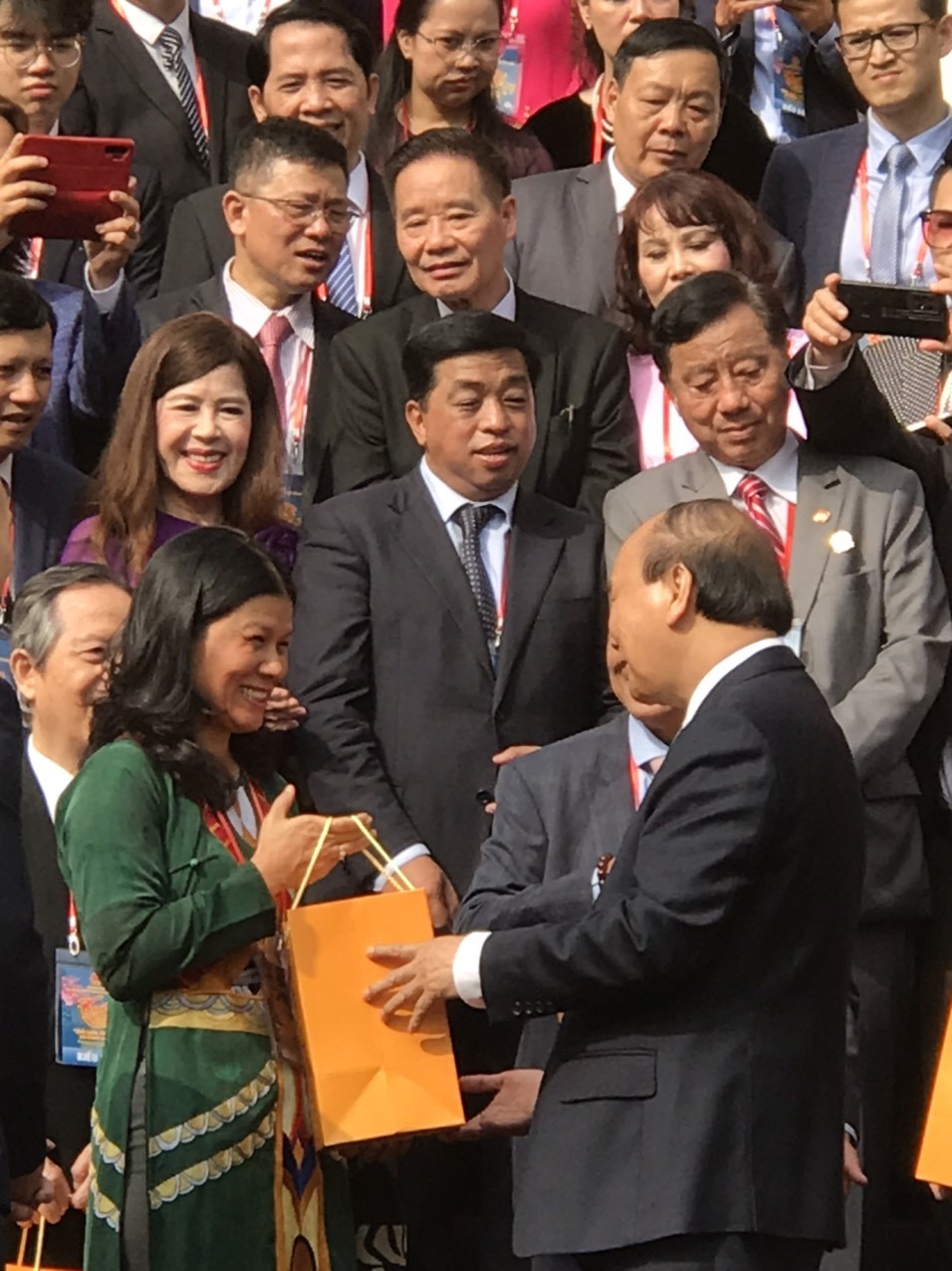 Chủ tịch nước và phu nhân cùng kiều bào thả cá tiễn ông Táo, dâng hương tại điện Kính Thiên