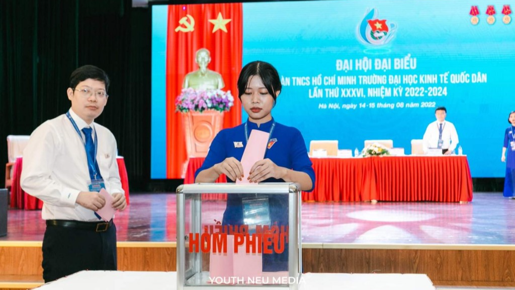 Trần Thu Hà tại Đại hội Đoàn trường Đại học Kinh tế Quốc dân