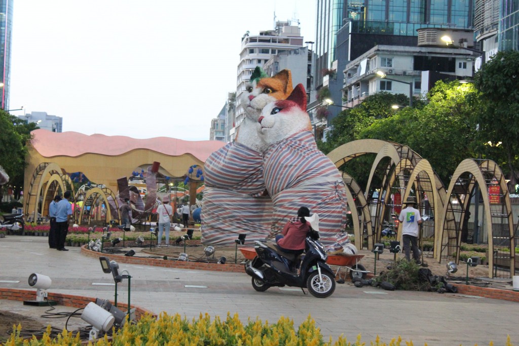 Tượng 2 chú mèo, linh vật của Tết Quý Mão năm 2023 được di chuyển ra đường Nguyễn Huệ trong sáng 13/1