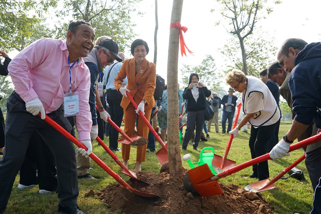 Đoàn đại biểu quốc tế trồng cây lưu niệm tại Hà Nội nhân dịp Kỷ niệm 50 năm ngày ký Hiệp định Paris
