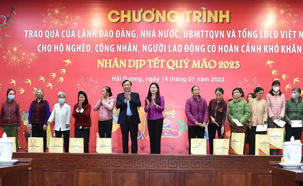 Phó Chủ nhiệm Văn phòng Chính phủ Mai Thị Thu Vân tặng quà cho các gia đình chính sách. Ảnh VGP/Trần Mạnh