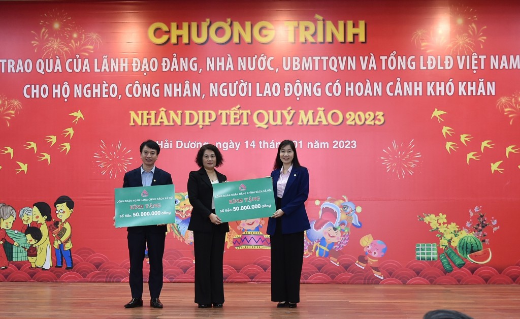 Ngân hàng Chính sách xã hội trao 100 suất quà cho hộ nghèo và công nhân, người lao động có hoàn cảnh khó khăn tỉnh Hải Dương. Ảnh VGP/Trần Mạnh