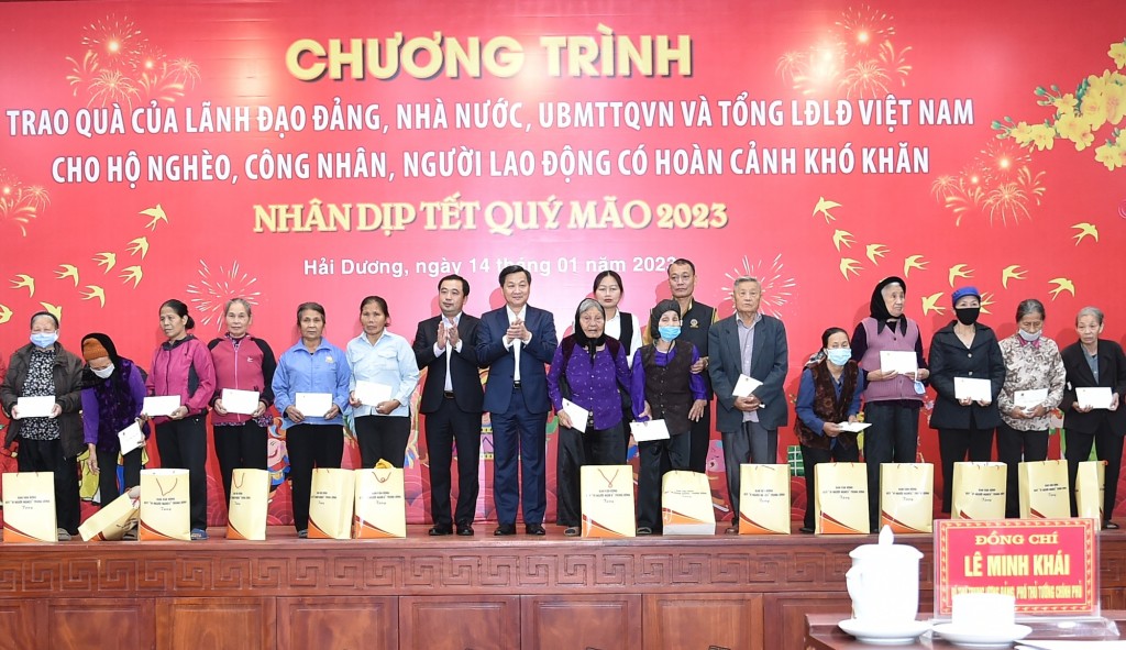 Phó Thủ tướng Lê Minh Khái và Bí thư Tỉnh ủy Hải Dương Trần Đức Thắng tặng quà các gia đình chính sách. Ảnh VGP/Trần Mạnh