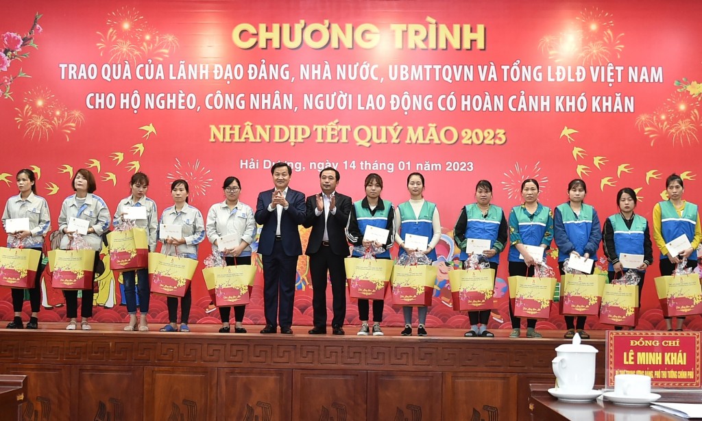 Phó Thủ tướng Lê Minh Khái, Bí thư Tỉnh ủy Hải Dương Trần Đức Thắng tặng quà cho công nhân lao động. ảnh VGP/Trần Mạnh