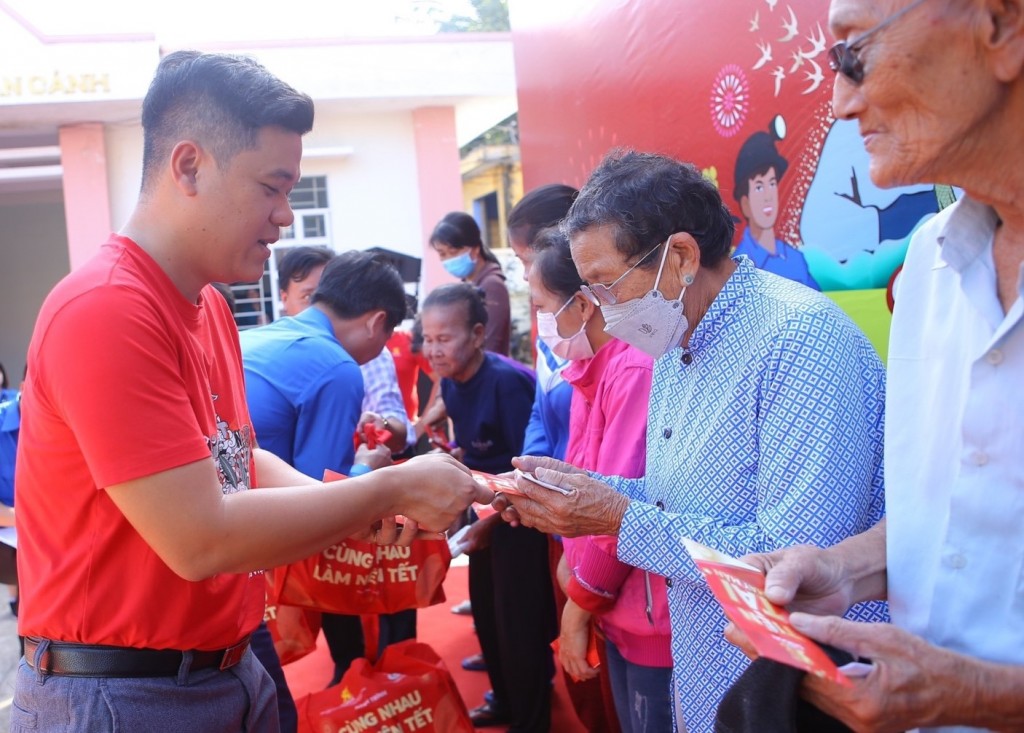 Ông Đặng Bùi Hoàng Phúc - Giám đốc Công ty Thương mại Bia Saigon khu vực Nam Trung Bộ đại diện trao các phần quà Tết đến bộ đội biên phòng và ngư dân tại 5 huyện thị xã tỉnh Phú Yên