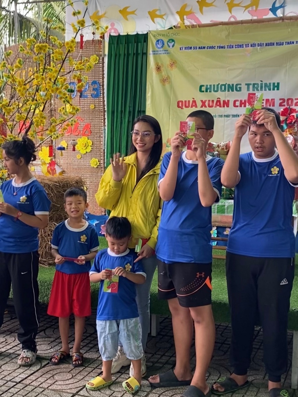 Á hậu Lâm Thu Hồng và em trai dành ngày giáp Tết thăm trẻ tự kỷ