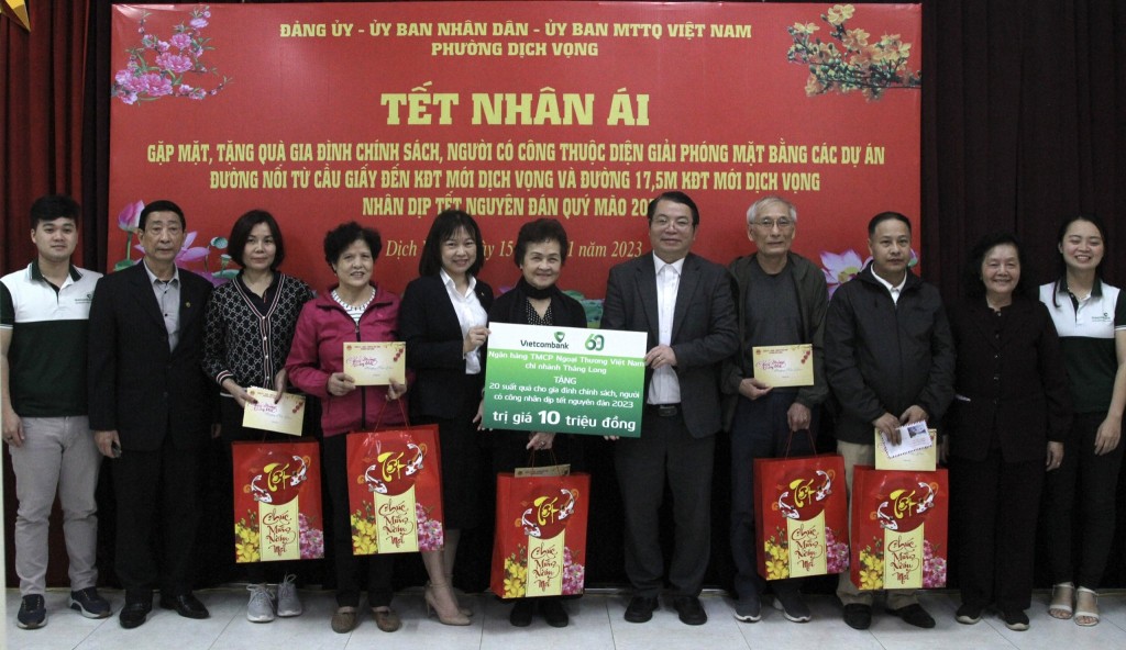 Đ/c Nguyễn Việt Trung - Phó Bí thư ĐU - Chủ tịch UBND phường trao tặng quà Tết các hộ gia đình chính sách.