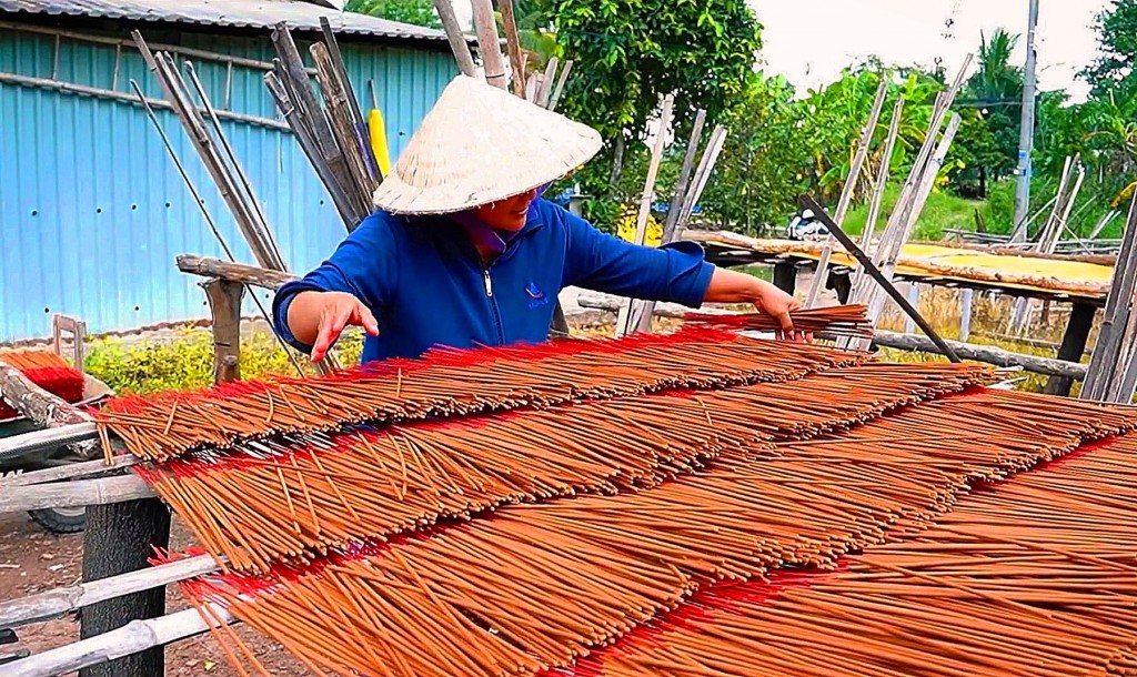 Cứ vào mùa Tết, người dân làng nhang xã Lê Minh Xuân lại tất bật với nghề truyền thống