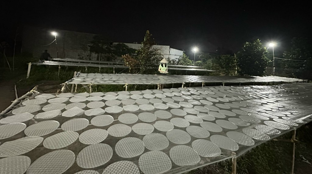 Để bánh tráng ngon hơn, chị Thu Trang (Củ Chi) phải thức và canh phơi sương trong đêm
