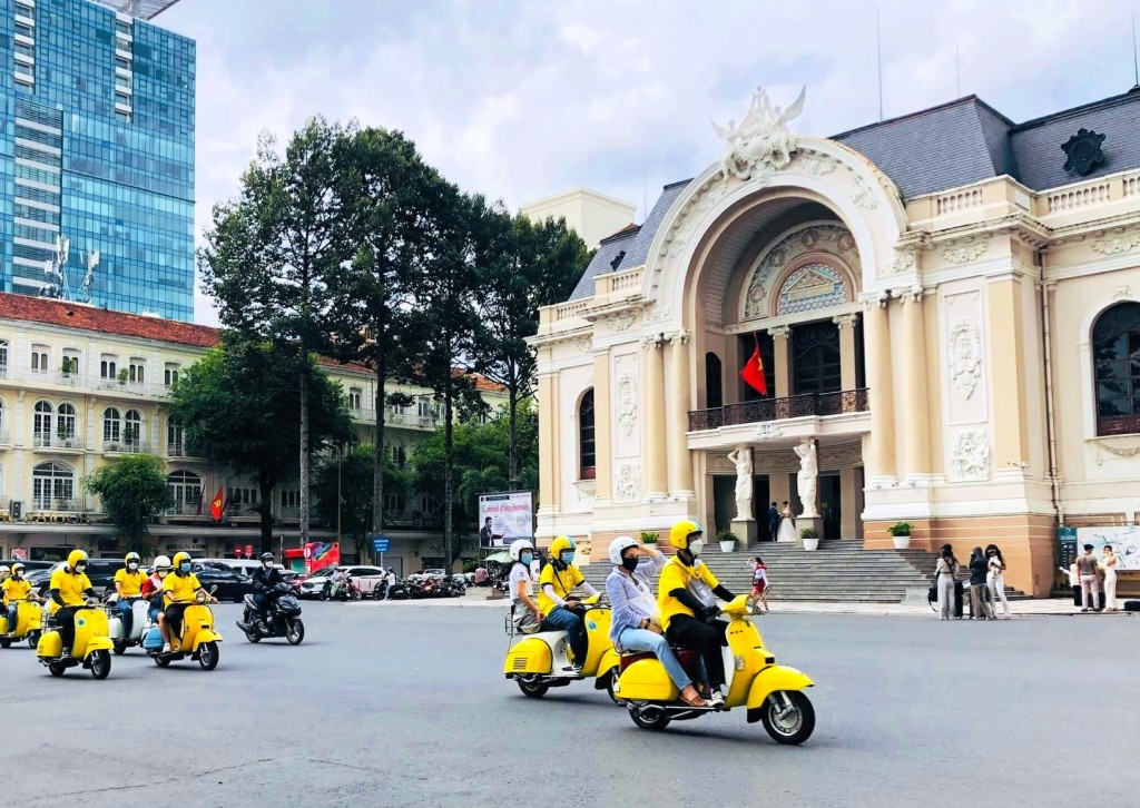 Du khách thích thú khám phá TP Hồ Chí Minh bằng xe vespa cổ