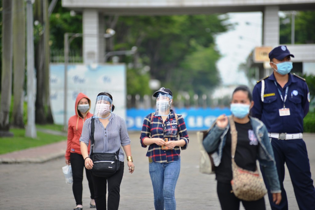 : Công nhân Công ty PouYuen Việt Nam phải nghỉ luân phiên để giảm gánh nặng cùng công ty