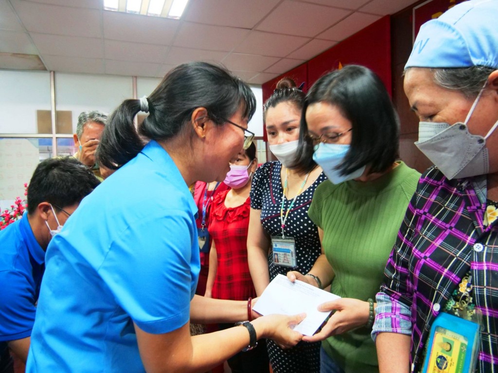 Bà Trần Thị Diệu Thúy, Chủ tịch LĐLĐ TP Hồ Chí Minh trao quà cho các công nhân 