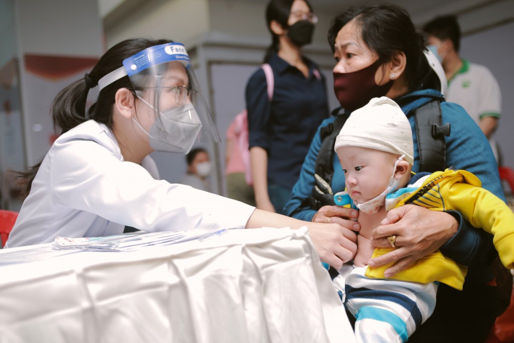Thành đoàn TP Hồ Chí Minh kết hợp với các đơn vị tổ chức khám bệnh miễn phí cho trẻ em sau khi bị COVID-19
