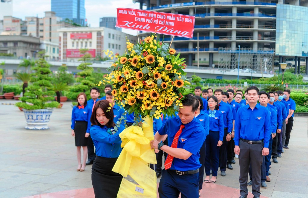Các đoàn viên, thanh niên, công nhân tiêu biểu dâng hương tưởng nhớ Bác Hồ