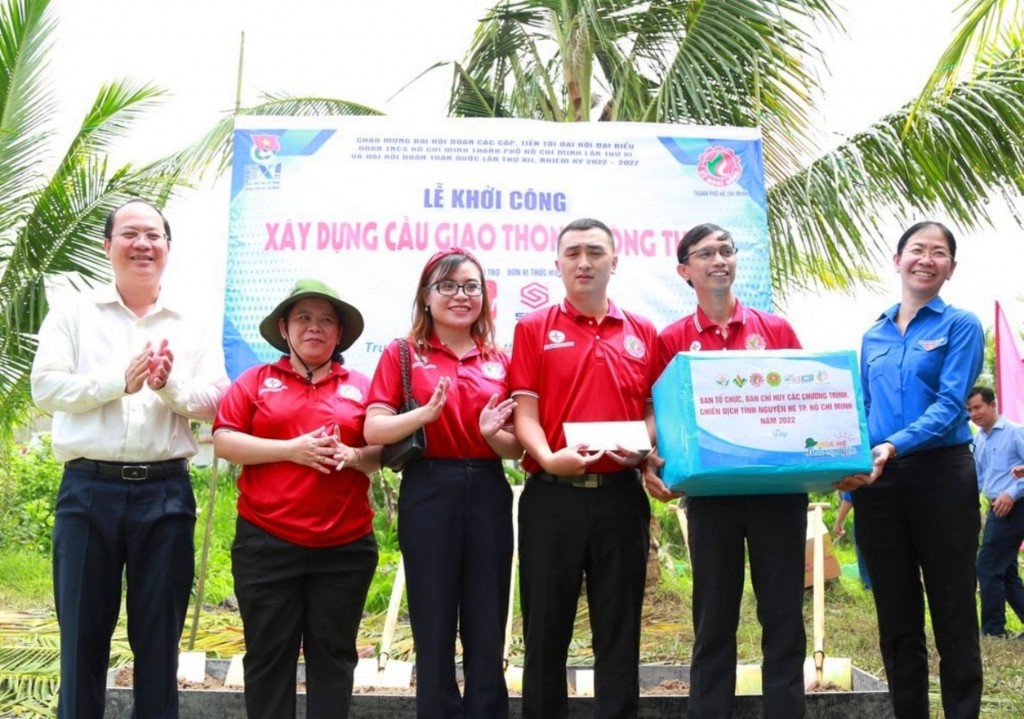 Bí thư Thành đoàn TP Hồ Chí Minh Phan Thị Thanh Phương (bìa phải) trao ủng hộ xây cầu nông thôn