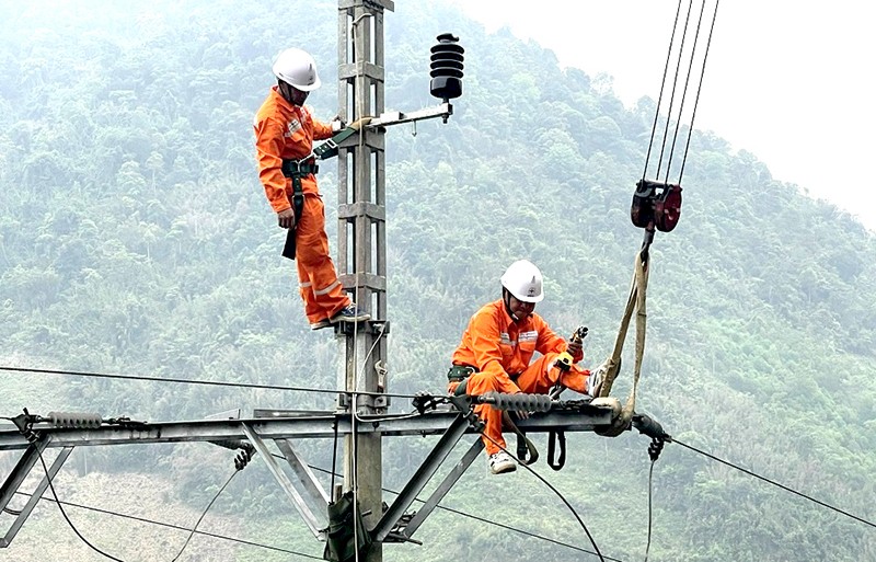 Công nhân Điện lực Phù Yên (tỉnh Sơn La) xử lý khiếm khuyết trên đường dây