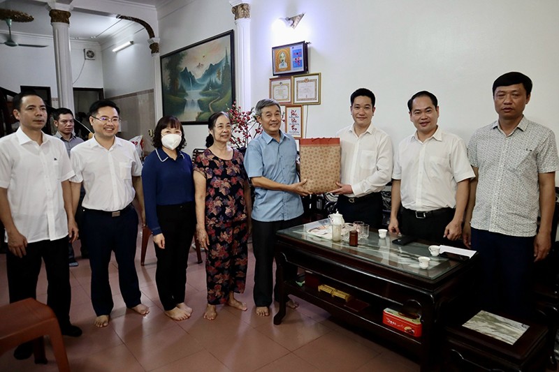 Đoàn công tác do Chủ tịch UBND quận Nam Từ Liêm Nguyễn Huy Cường dẫn đầu, đi thăm, tặng quà các gia đình chính sách trên địa bàn quận
