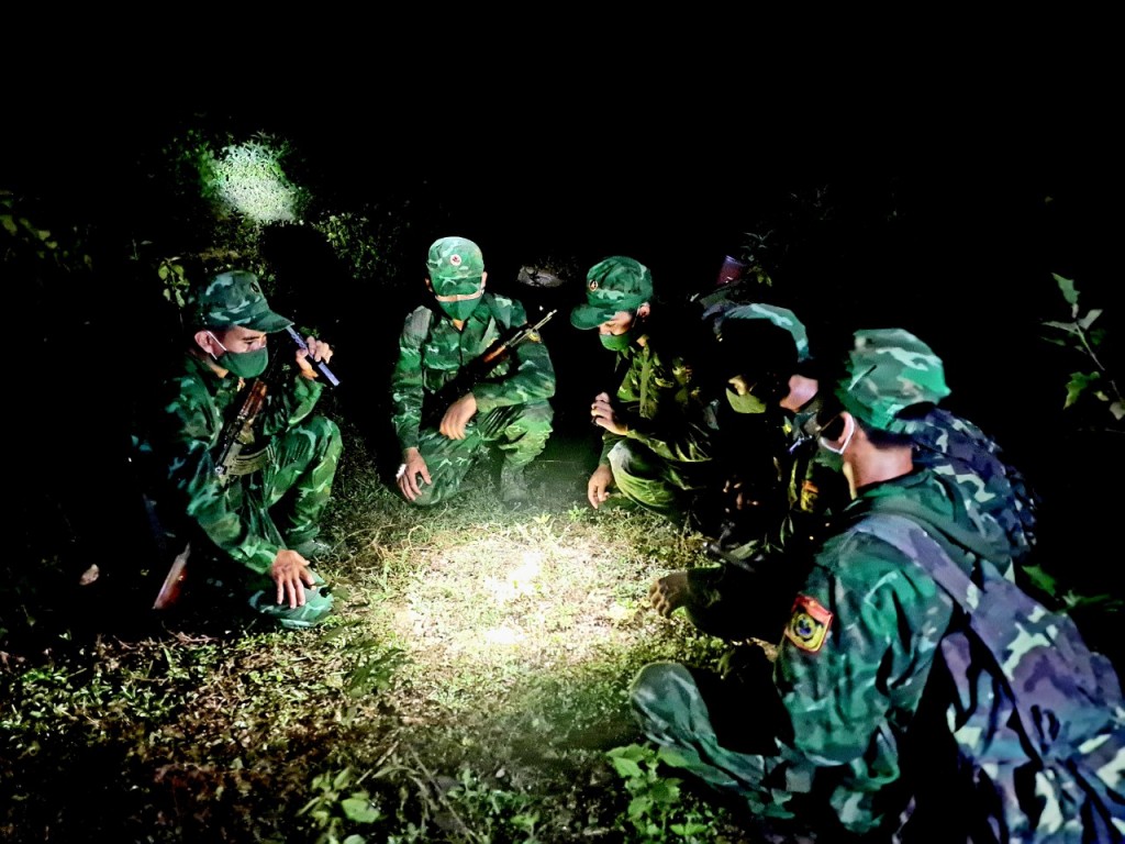 Cán bộ chiến sĩ Biên phòng Kon Tum trong buổi phân công nhiệm vụ tại biên giới