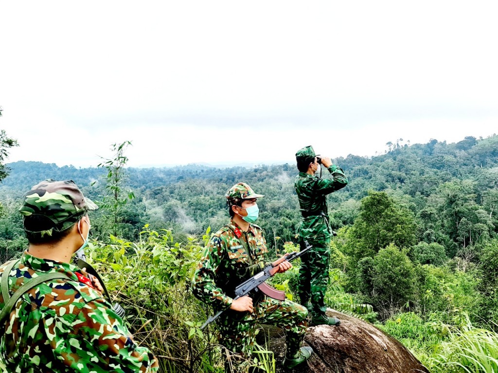 Cán bộ chiến sĩ Biên phòng Kon Tum phối hợp với cán bộ chiến sĩ Bộ Chỉ huy Quân sự tỉnh Kon Tum tuần tra biên giới