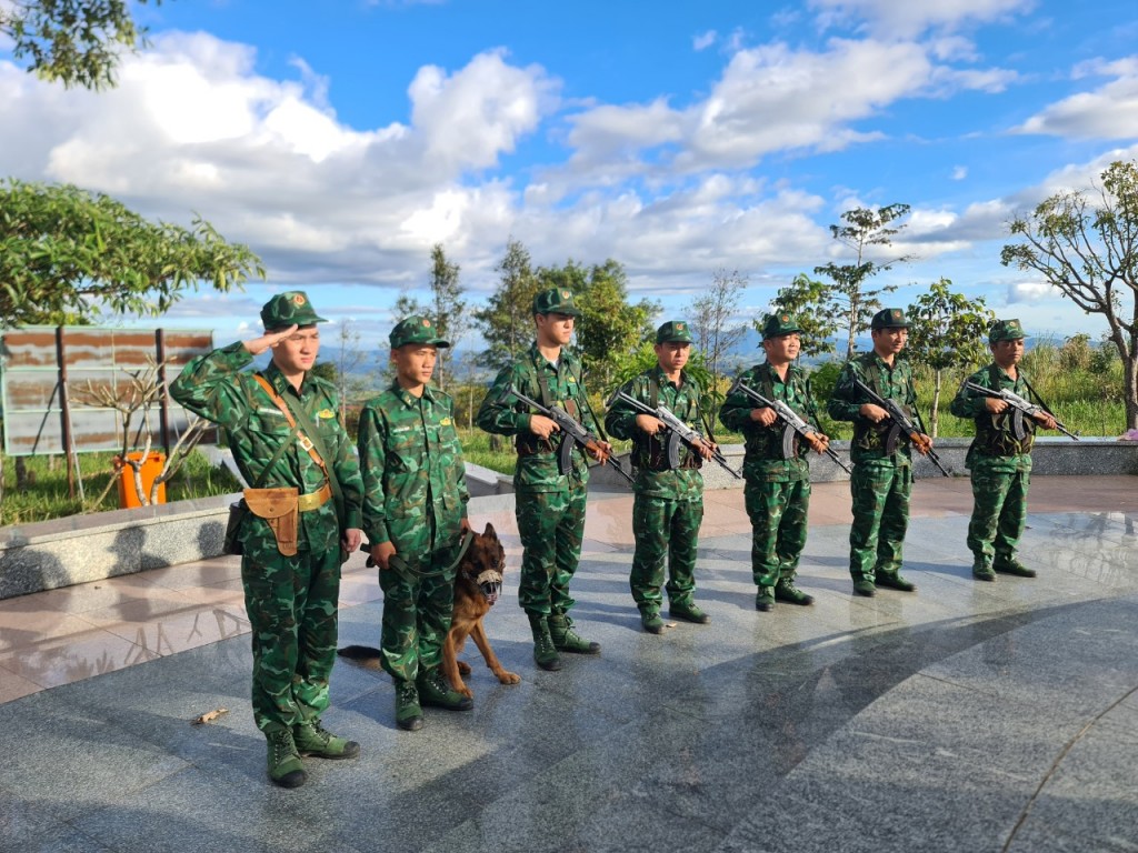 Cán bộ chiến sĩ BĐBP Kon Tum gác cột mốc biên giới Việt Nam - Campuchia  - Lào