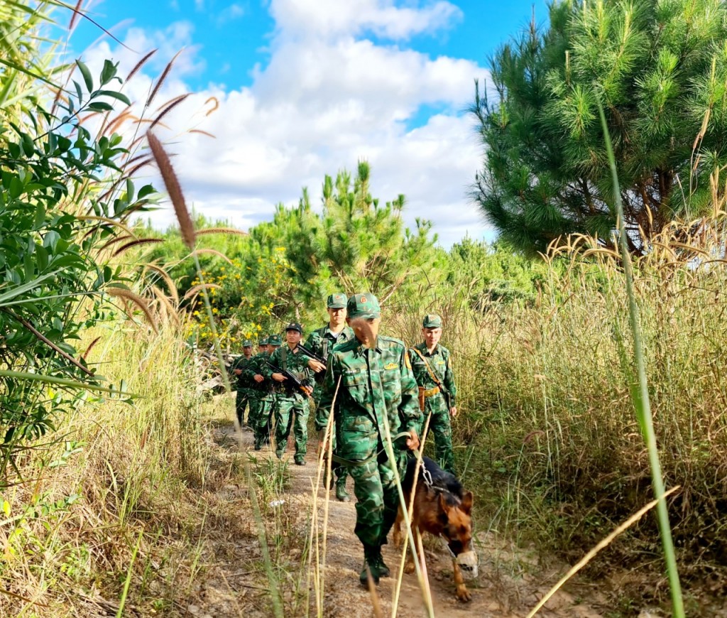 Cán bộ chiến sĩ Đồn Biên phòng Cửa khẩu quốc tế Bờ Y (Kon Tum) đi tuần tra đường biên