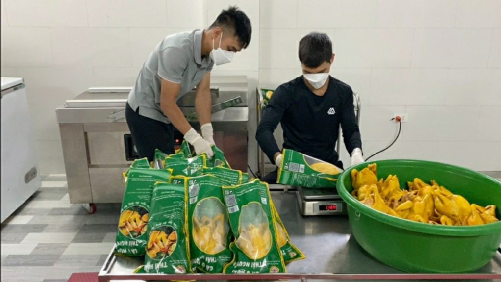Công nhân tại cơ sở sản xuất 