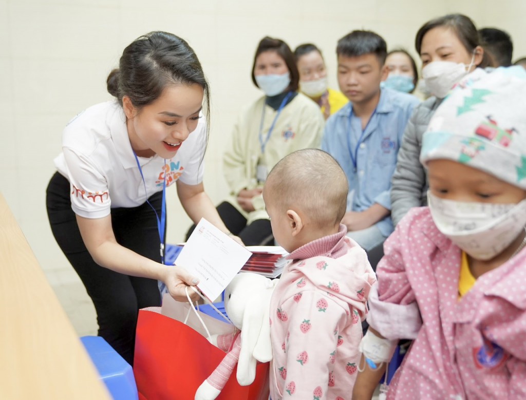 Ban Lãnh đạo cùng các tình nguyện viên của Generali trao tặng 180 phần quà cho các bệnh nhi tại bệnh viện K Tân Triều, Hà Nội và các thiếu nhi mồ côi tại mái ấm Thiên Thần, TP. Thủ Đức, TP.HCM.