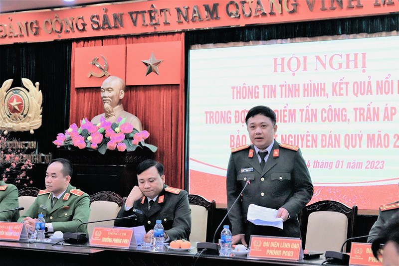 Thượng tá Ngô Xuân Hải, Phó Trưởng phòng An ninh chính trị nội bộ Công an TP Hà Nội thông tin việc điều tra, triệt phá đường dây sản xuất, kinh doanh sách giả