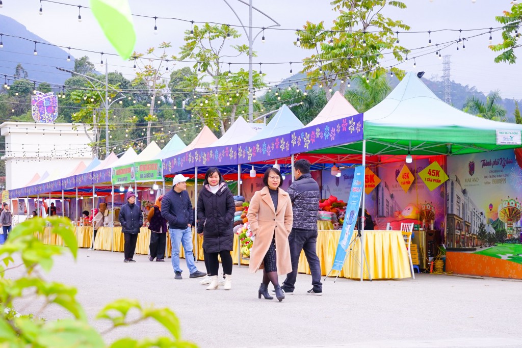 Hội chợ Doanh Trấn Kỳ Hoa với 50 gian hàng để du khách trải nghiệm đặc sản của Lạng Sơn