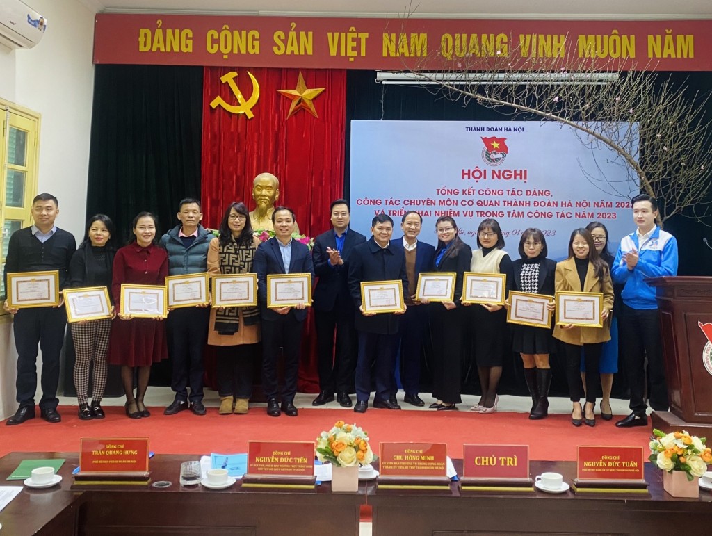 Nêu cao tinh thần tiên phong, gương mẫu trong thực hiện nhiệm vụ