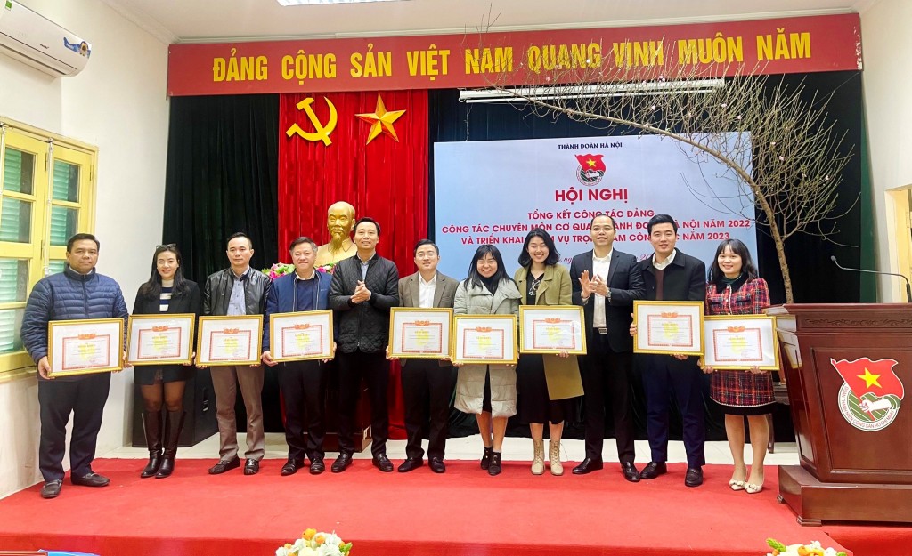 Nêu cao tinh thần tiên phong, gương mẫu trong thực hiện nhiệm vụ