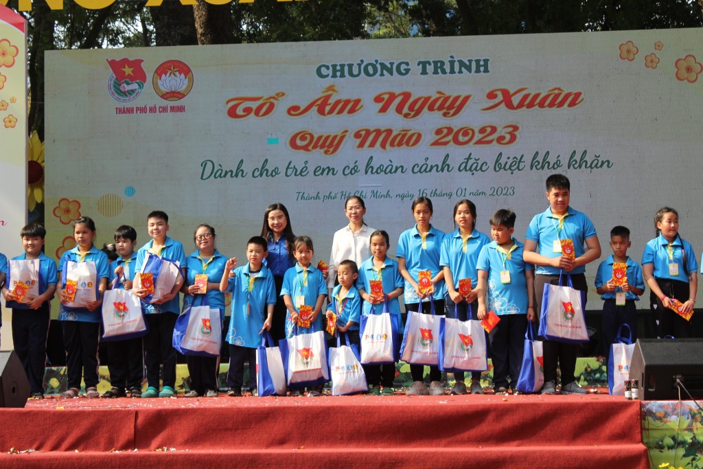 Chương trình “Tổ ấm ngày xuân” năm 2023 sẽ trao 1.500 phần quà đến các em thiếu nhi có hoàn cảnh khó khăn tại TP Hồ Chí Minh