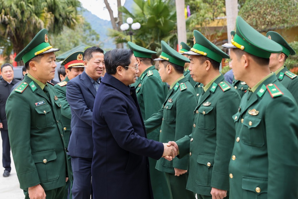 Thủ tướng thăm, chúc Tết cán bộ, chiến sĩ Đồn Biên phòng Tà Lùng, thị trấn Tà Lùng, huyện Quảng Hoà - Ảnh: VGP/Nhật Bắc