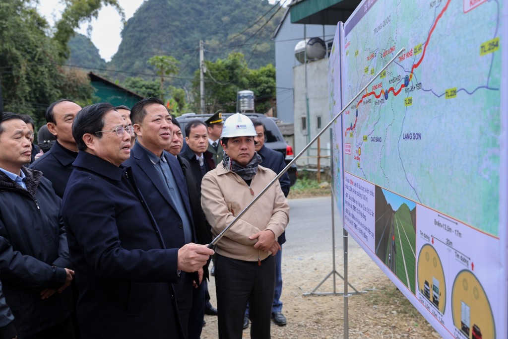 Thủ tướng khảo sát thực địa, nghe báo cáo về tiến độ triển khai, các khó khăn, vướng mắc cần giải quyết liên quan tới tuyến cao tốc Đồng Đăng-Trà Lĩnh nối Cao Bằng với Lạng Sơn - Ảnh: VGP/Nhật Bắc