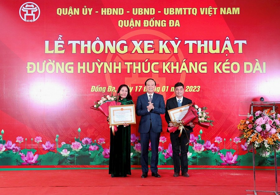 Chủ tịch HĐND thành phố Hà Nội Nguyễn Ngọc Tuấn trao Bằng khen cho các đơn vị có nhiều đóng góp trong quá trình thi công dự án