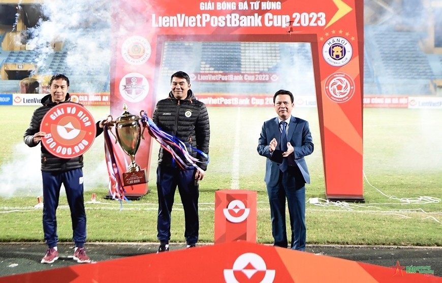 Ông Phạm Doãn Sơn – TGĐ LienVietPostBank (Ngoài cùng bên phải) trao cúp vô địch cho đại diện CLB Hà Nội (Ảnh: Thái Hưng) 